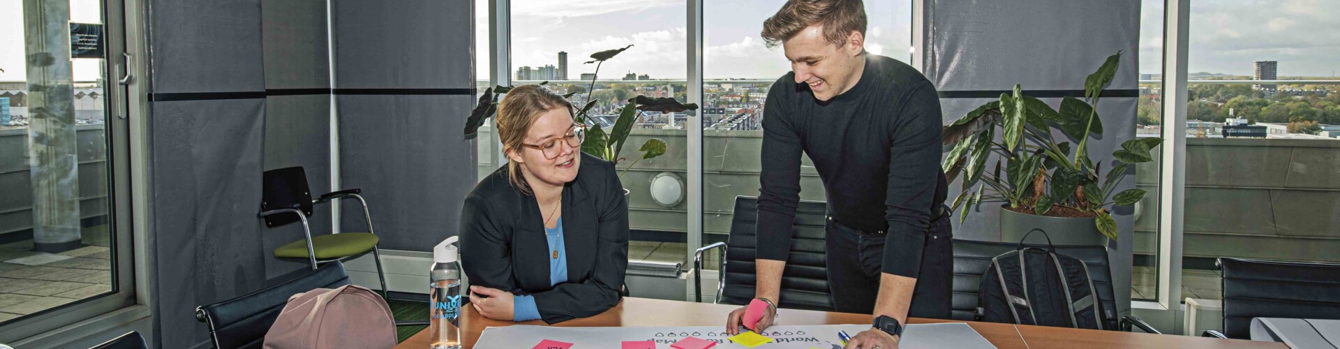 Twee International Business studenten werken samen aan een opdracht