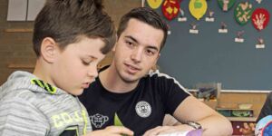 Leraar Basisonderwijs student die leerlingen helpt met hun schoolwerk