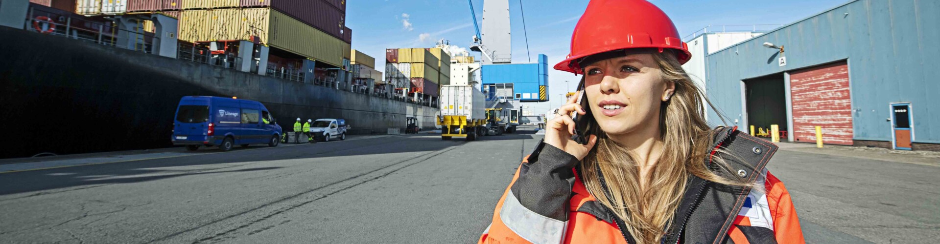Logistics Engineering student belt in een haven