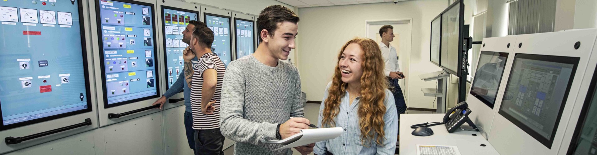 Maritiem Officier studenten die in gesprek zijn met elkaar