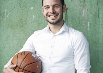 Sportkunde student met basketbal in zijn hand