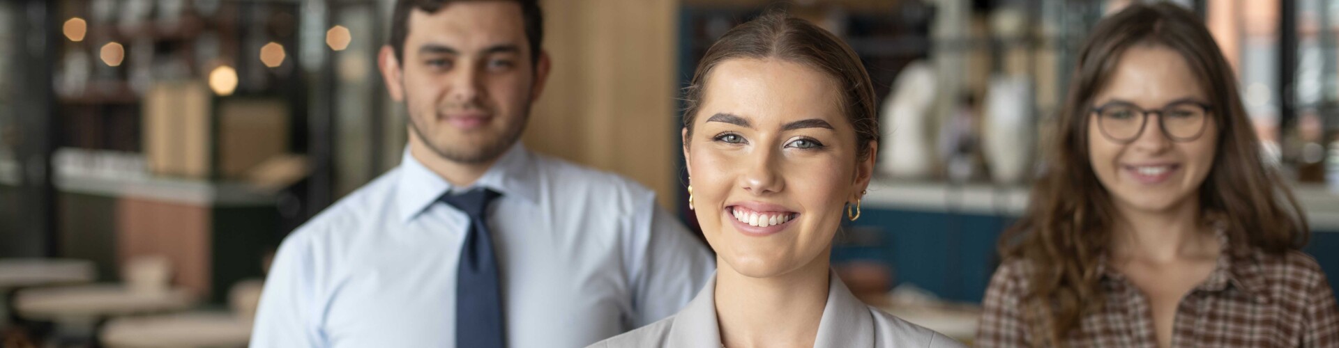 Portret van Tourism Management student met twee andere studenten wazig in de achtergrond
