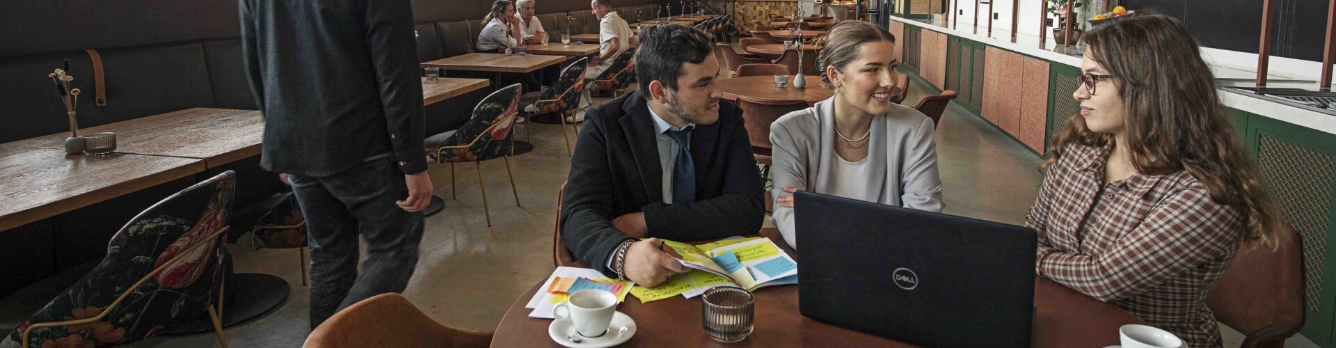 Tourism Management studenten werken samen aan een tafel
