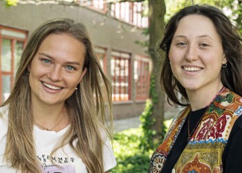Twee Verpleegkunde en Vroedkunde studenten bij het HZ gebouw