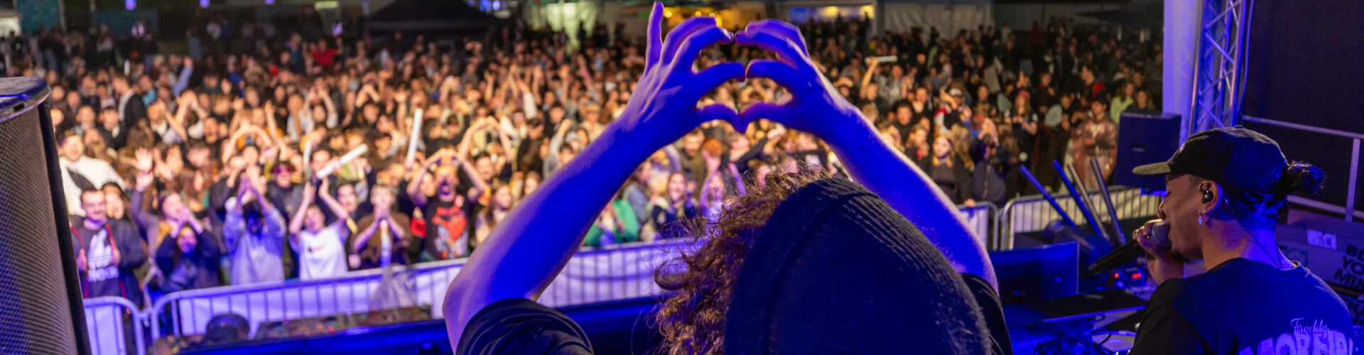 Artiest die een hartje maakt met zijn handen op het Kick off festival Zeeland