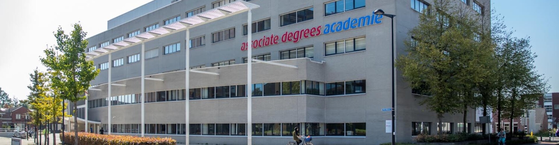 Buitenkant Associate degrees Academie in Roosendaal