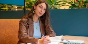 Student werkt in de Community Hub in HZ Vlissingen