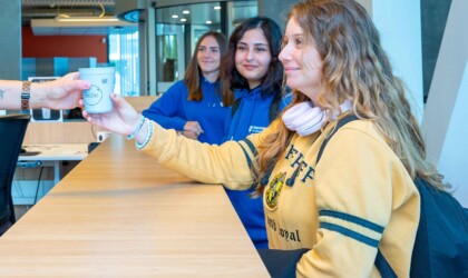 Studenten halen koffie bij de HZ Shop in Middelburg