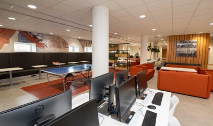 Bureaus met computers in het Open Leercentrum van HZ in Middelburg