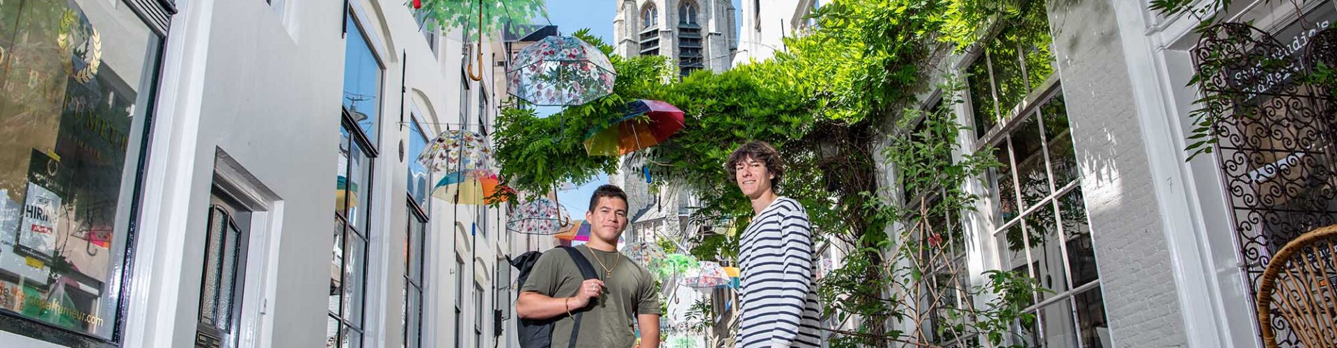 Twee HZ studenten in een gezellig straatje in Middelburg
