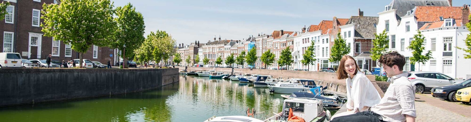 Studenten op de kade in Middelburg