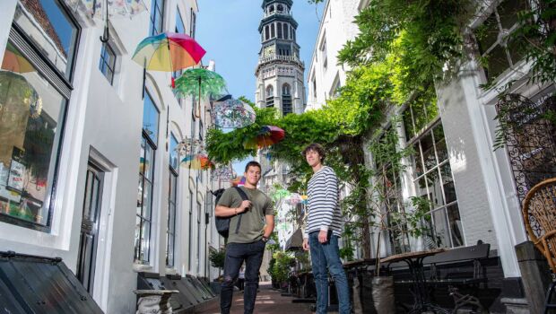 Twee HZ studenten in een gezellig straatje in Middelburg