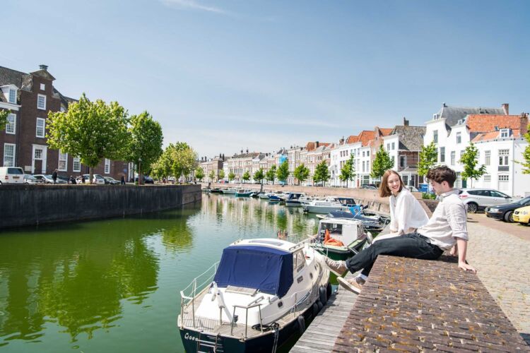 Studenten op de kade in Middelburg