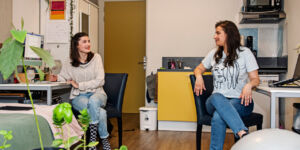 Twee studenten in hun kamer op de HZ campus