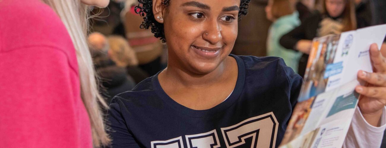 HZ student die een studiekiezer de weg wijst tijdens een open dag