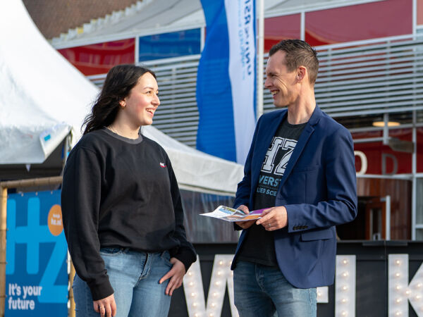 Studiekeuzeadviseur Arjen in gesprek met een studiekiezer buiten de HZ