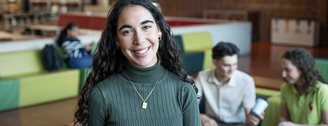 HZ student met andere kletsende studenten op de achtergrond