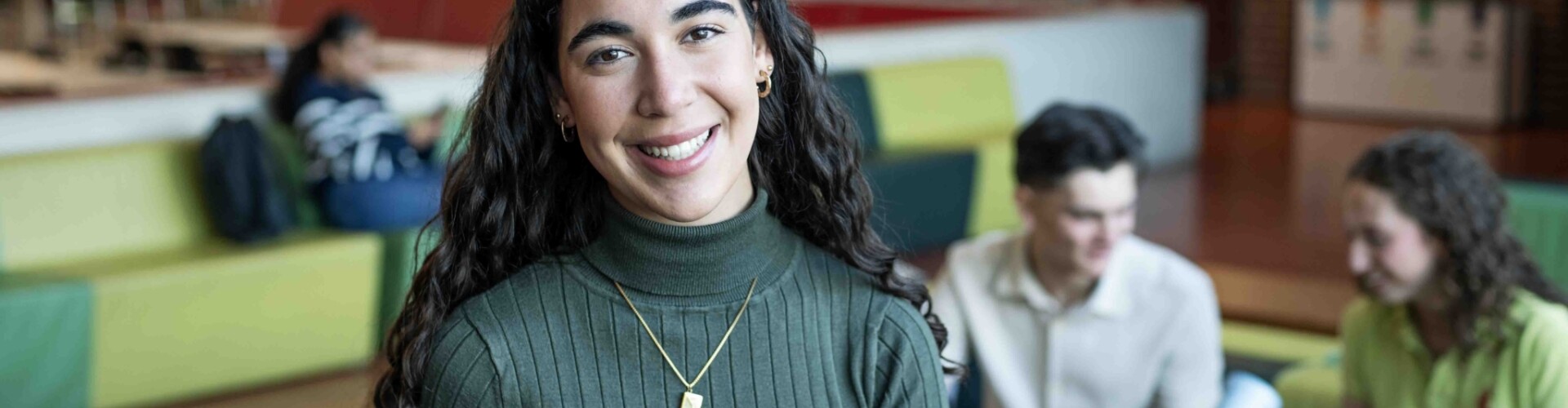 HZ student met andere kletsende studenten op de achtergrond