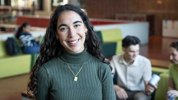 HZ student met andere kletsende studenten op de achtergrond