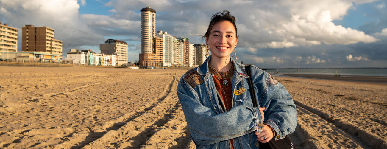 HZ student op de Boulevard met de skyline van Vlissingen in de achtergrond