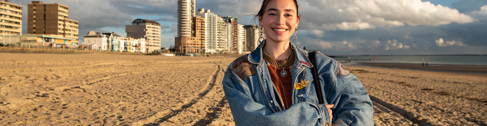HZ student op de Boulevard met de skyline van Vlissingen in de achtergrond