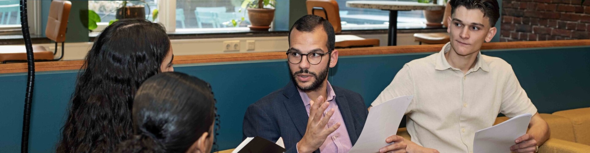 Docent legt wat uit aan studenten