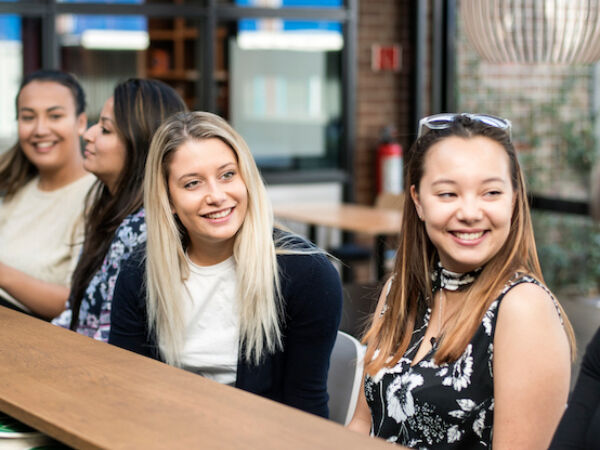 Studenten die gebruik maken van het HZ Café