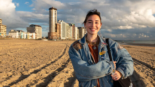 HZ student op de Boulevard met de skyline van Vlissingen in de achtergrond