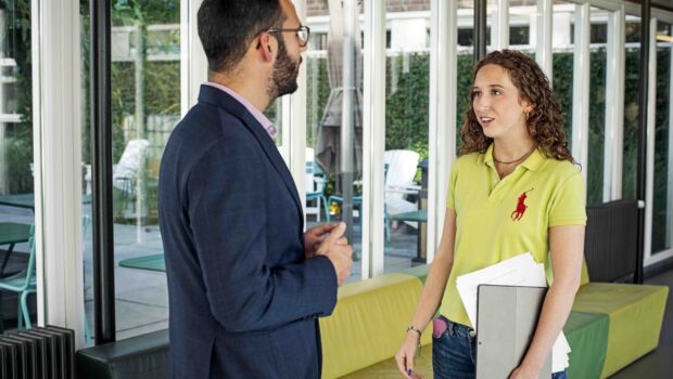 Student in gesprek met een docent