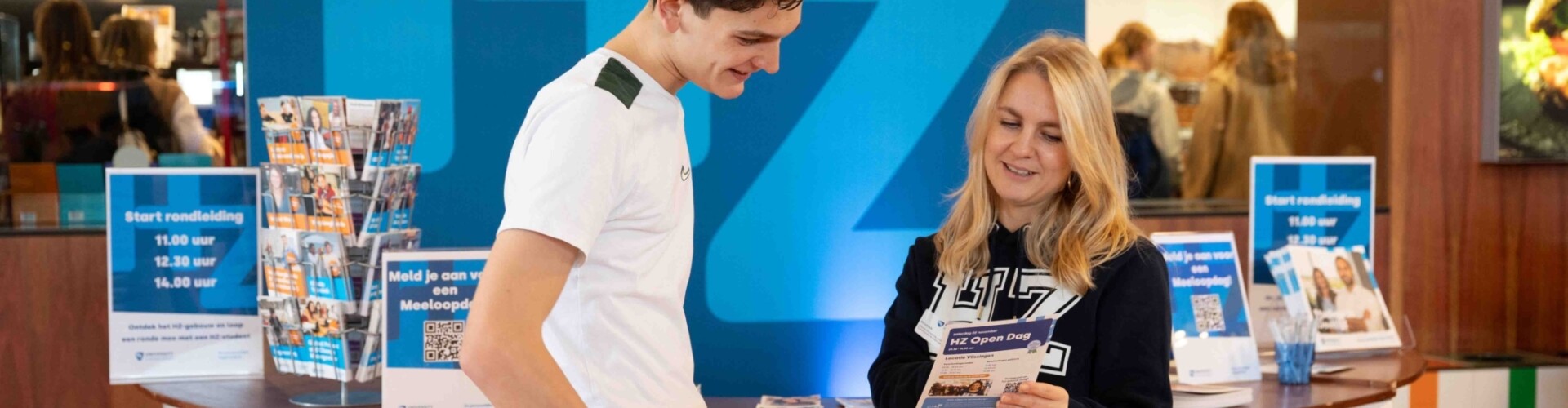 Studiekeuzeadviseur in gesprek met een student tijdens de Open Dag