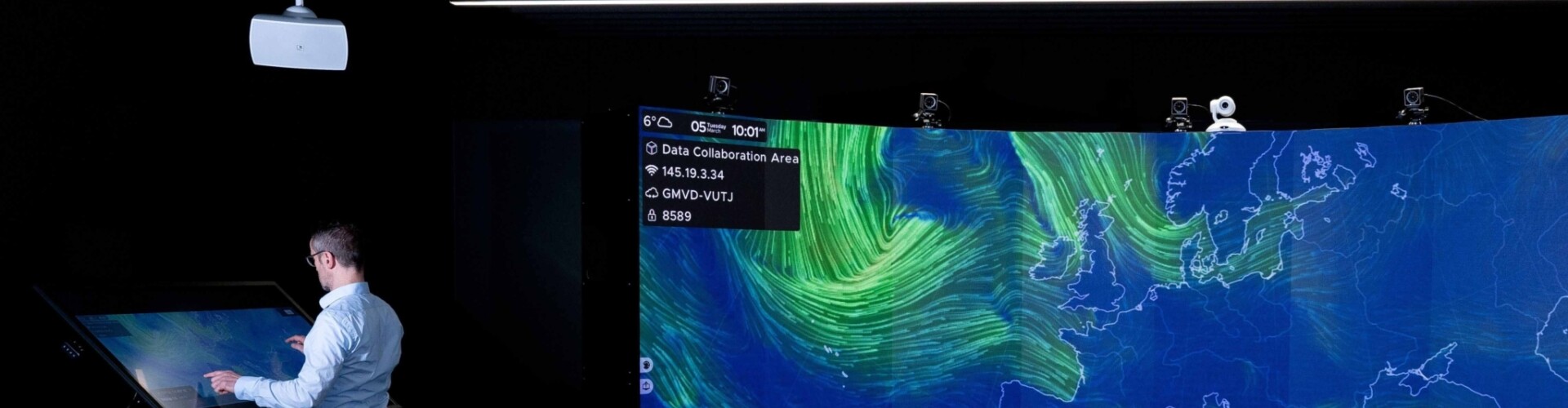 Groot scherm met een kaart van Europa waar verschillende data punten worden gemeten