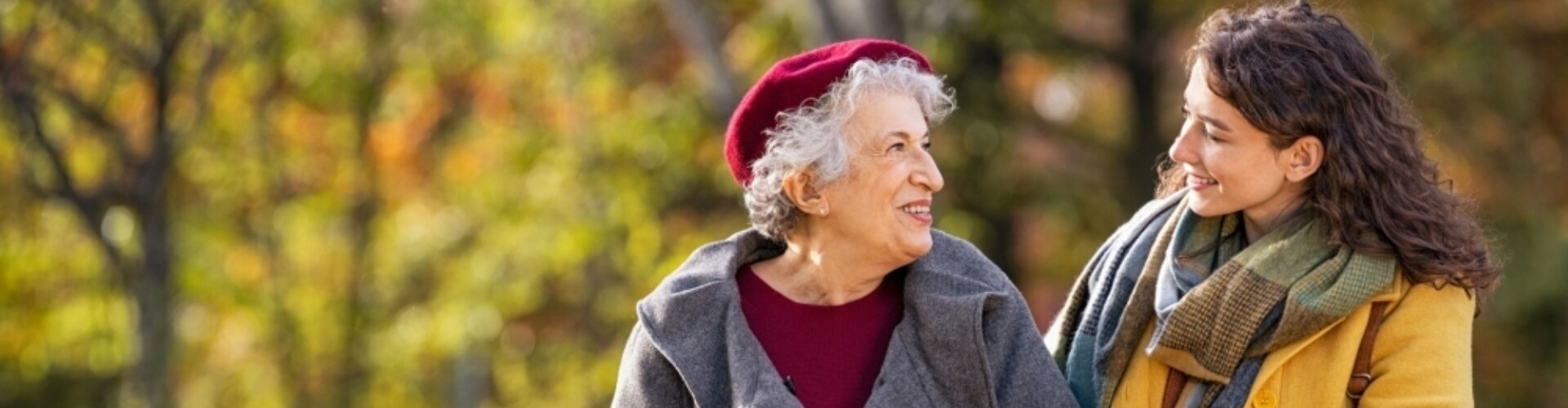 Oudere vrouw aan het wandelen met een jongere vrouw