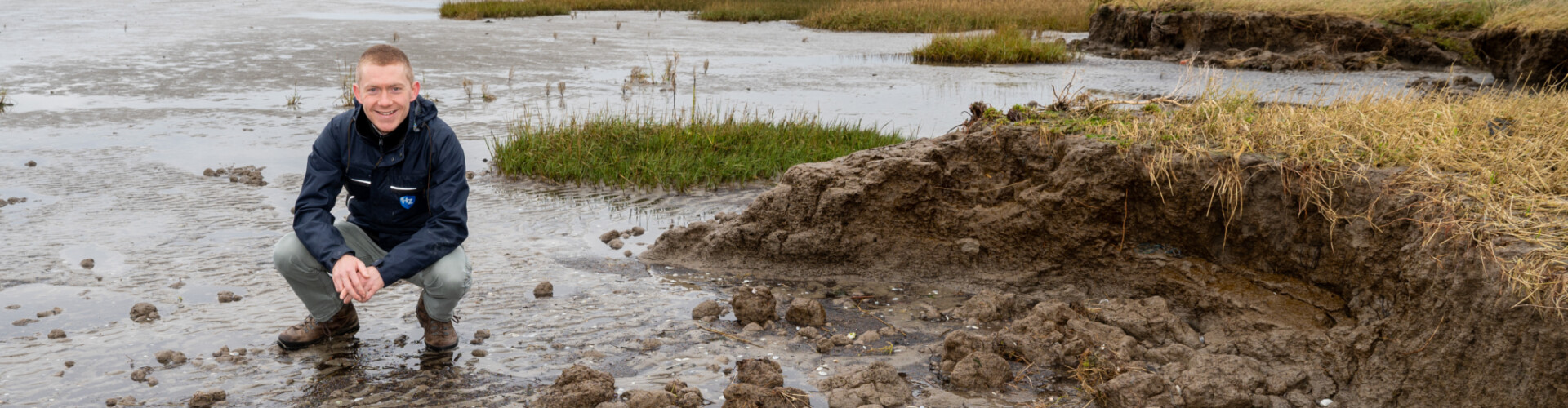 Onderzoeker Jaco de Smit in water gebied