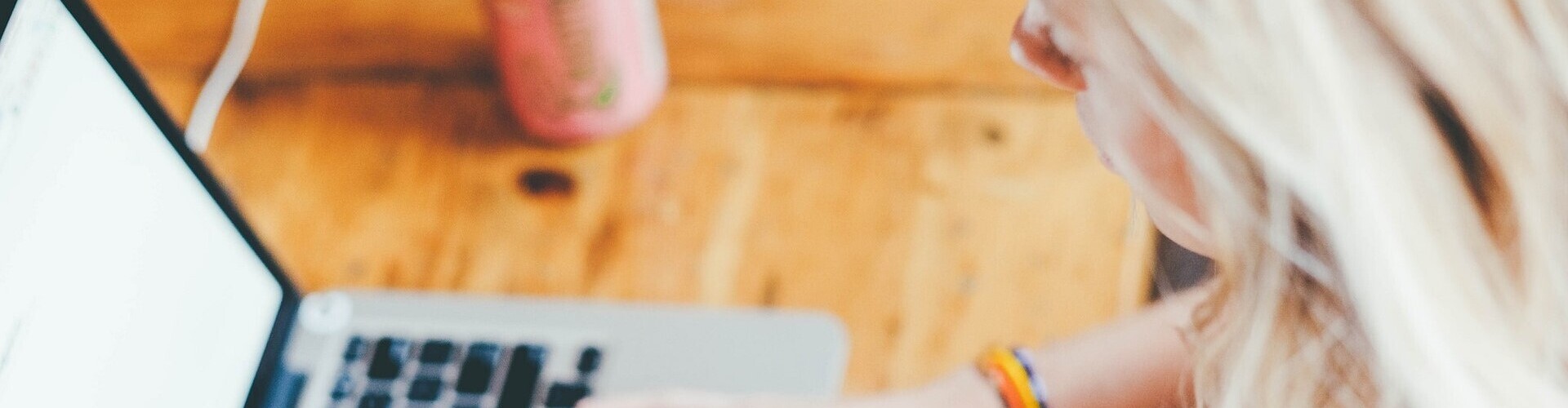 Vrouwelijke student die typt op een laptop