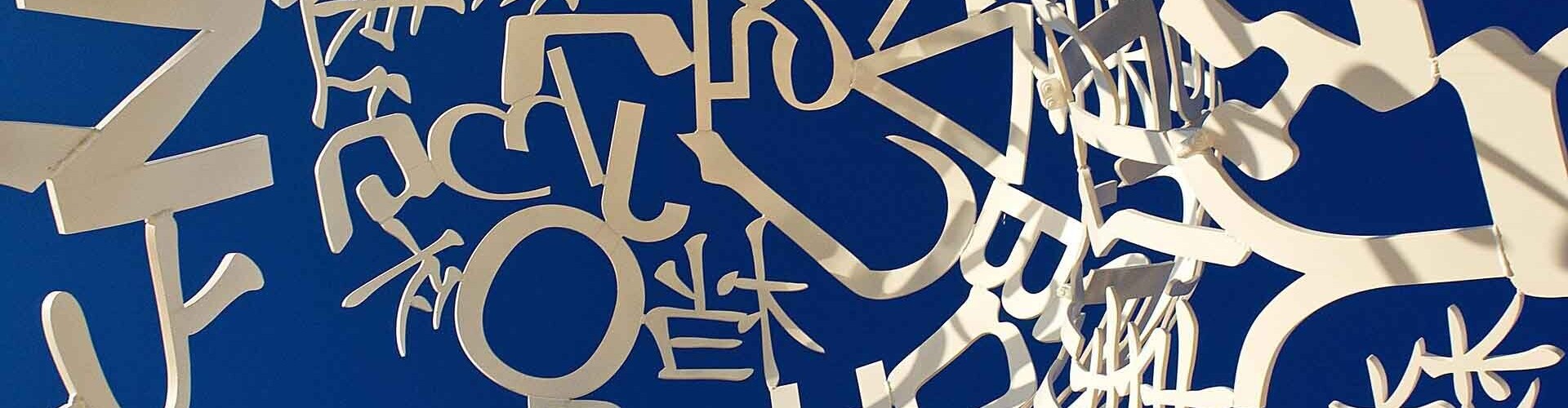 Witte letters en leestekens op een blauw achtergrond