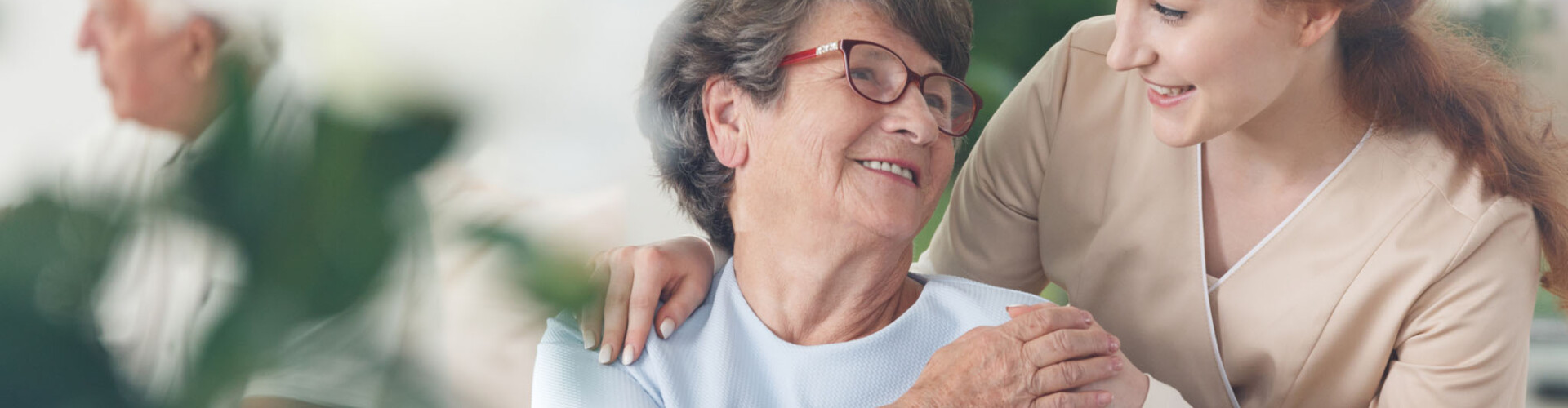 Verpleegster die zorgt voor een oudere vrouw
