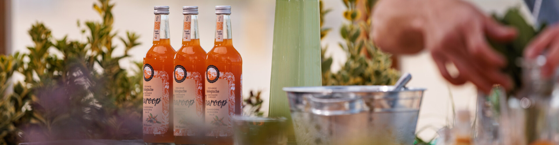 Flessen searoop op een tafel