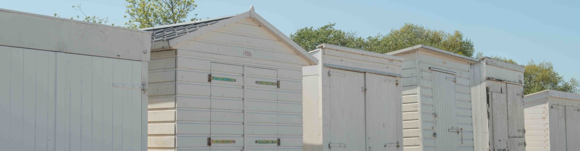 Rij van witte strandhuisjes