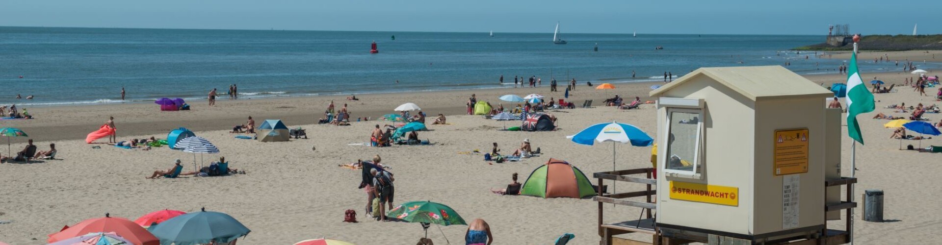 Toeristen op een strand in Zeeland
