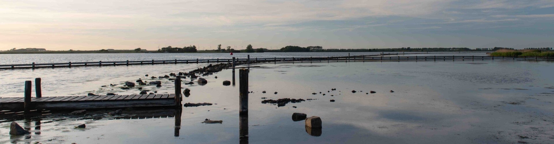 Een pier in een meer