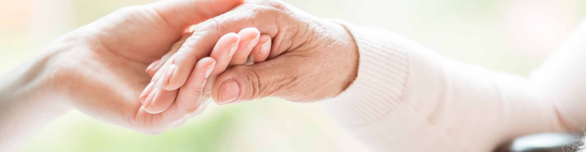 Twee handen die elkaar vasthouden