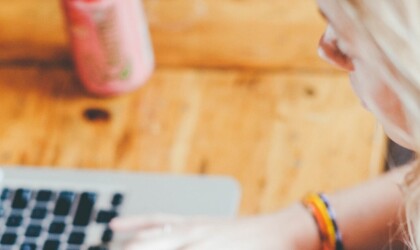 Vrouwelijke student die typt op een laptop