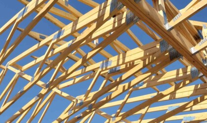 Het houten binnen frame van een gebouw