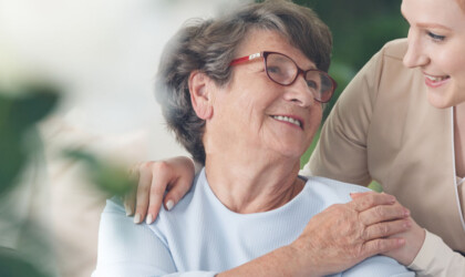 Verpleegster die zorgt voor een oudere vrouw