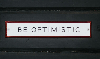 Bordje met daarop 'Be optimistic'