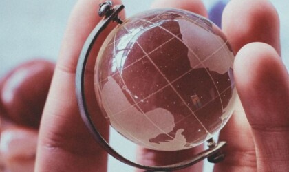 Handen die een kleine wereldbol vasthouden