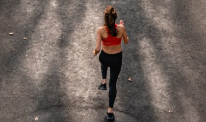 Een vrouw die aan het hardlopen is