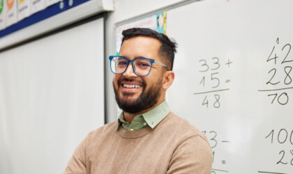 Een docent in zijn leslokaal