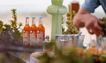 Flessen searoop op een tafel