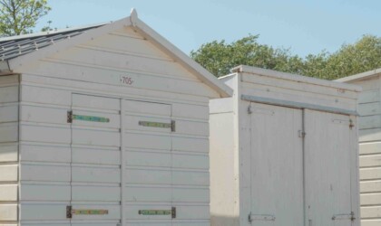 Rij van witte strandhuisjes